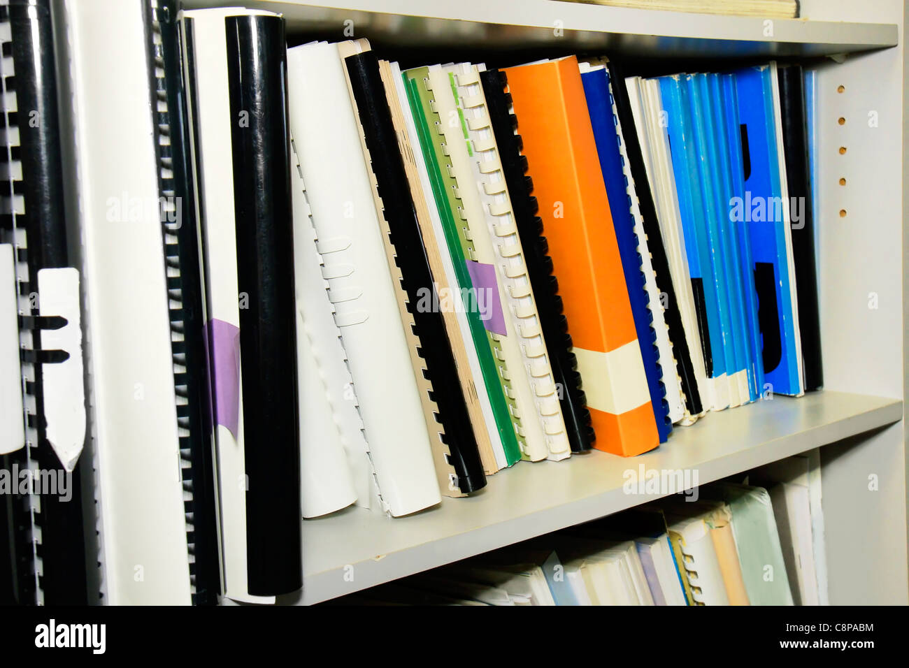 Grauen Melamin Bücherregal voller Referenz Broschüren und gebundenen Papiere in der Universitätsbibliothek. Stockfoto