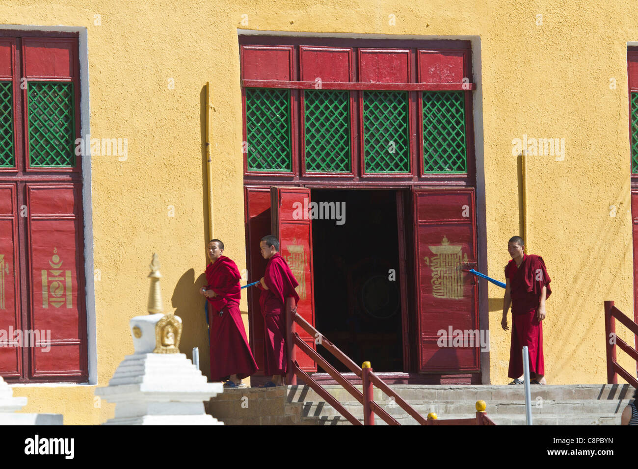 Mönche stehen außerhalb eines Tempels im Gandantegchinlen Kloster in Ulan-Bator Mongolei Stockfoto