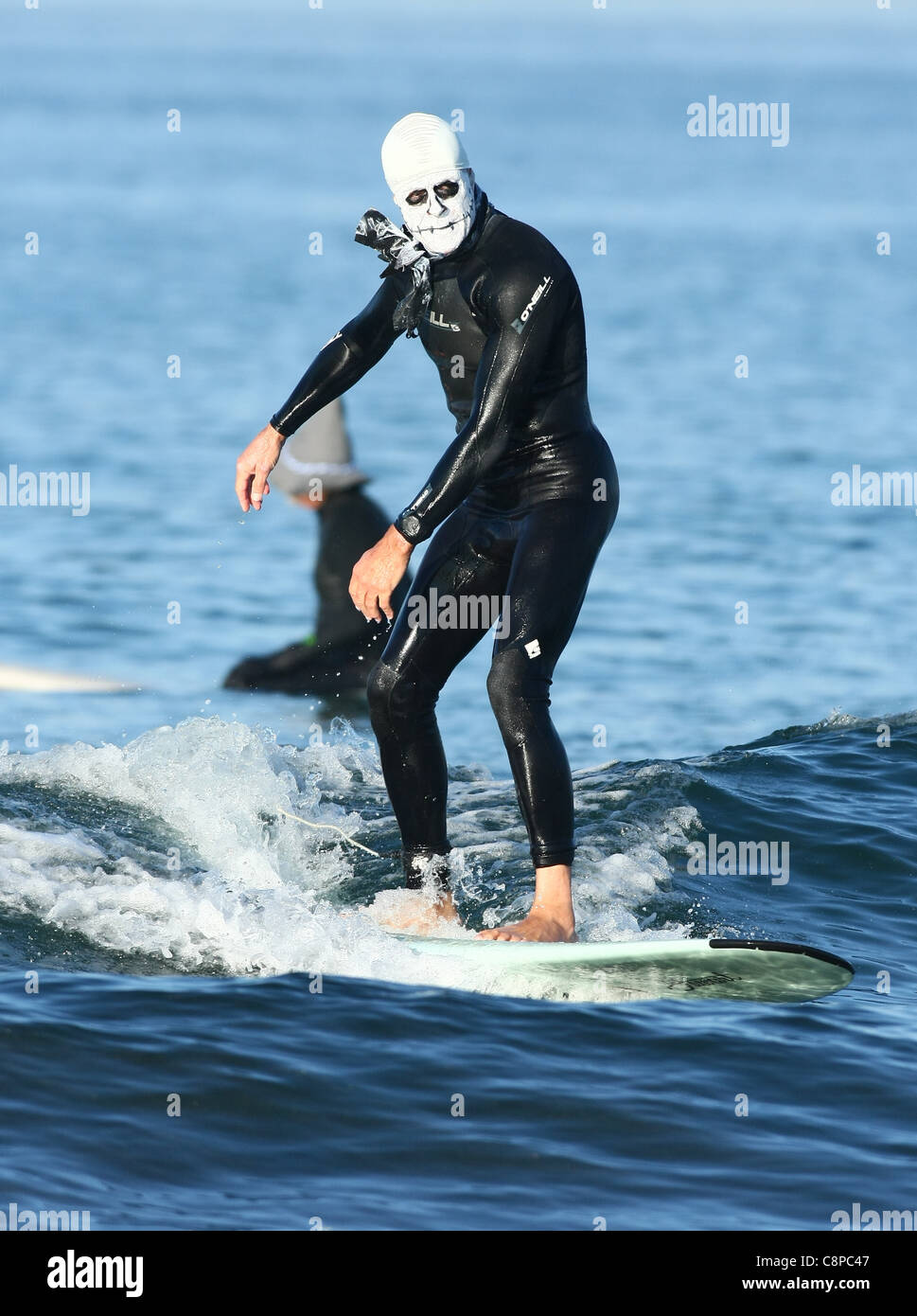 MÄNNLICHE SURFER AS JACK SKELLINGTON BLACKIE-HALLOWEEN-Kostüm SURF CONTEST 2011 ORANGE COUNTY Kalifornien USA 29. Oktober 2011 Stockfoto