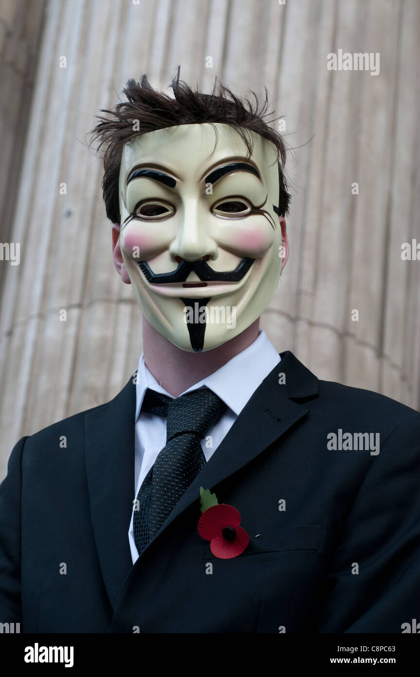 Londoner Börse 29.10.2011.Protester trug einen Anzug, Guy Fawkes Maske und  eine Mohnblume zu besetzen Stockfotografie - Alamy