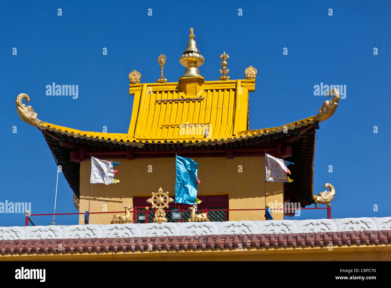 Bunten Dach eines buddhistischen Tempels in Gandantegchinlen-Kloster in Ulan Bator in der Mongolei Stockfoto