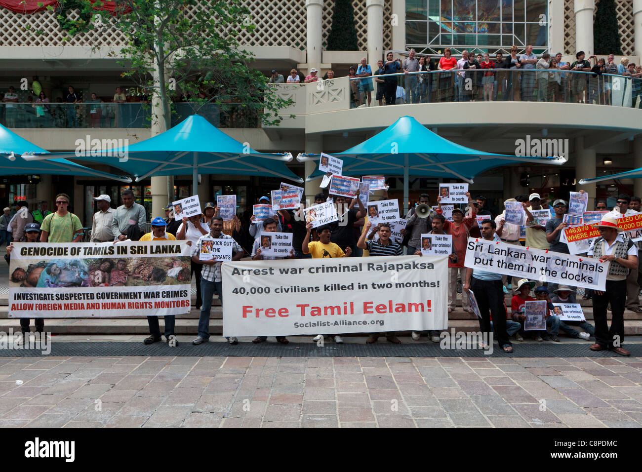 Demonstranten mit kostenlose Tamil Eelam banner am CHOGM 2011 Proteste gegen Sri-lankischen Präsidenten Mahendra Rajapakse demonstriert. Stockfoto