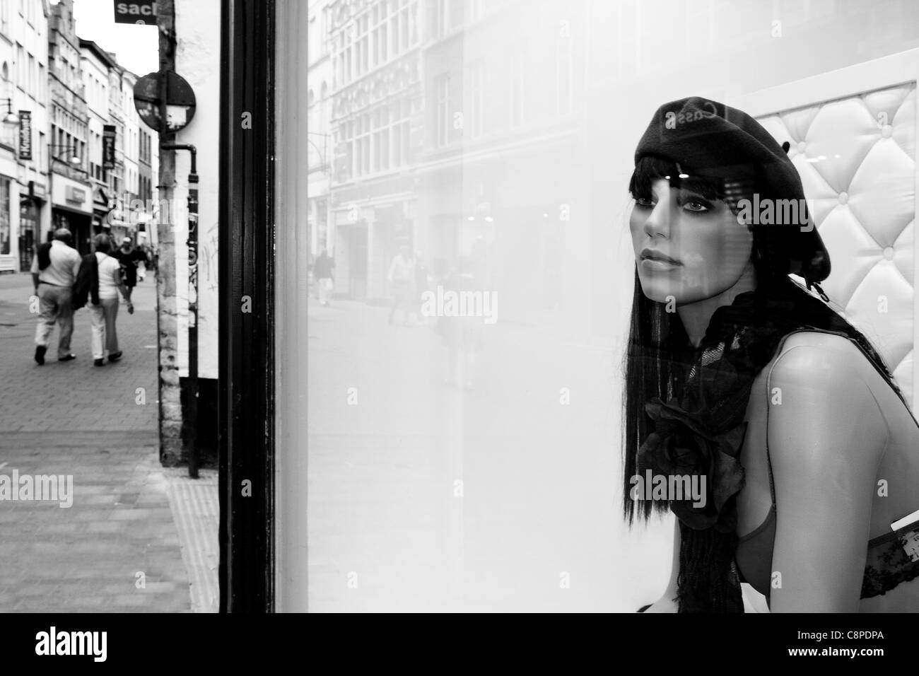 Einkaufsstraße in Gent, Belgien. Schaufenster mit Dummy im Fokus Stockfoto