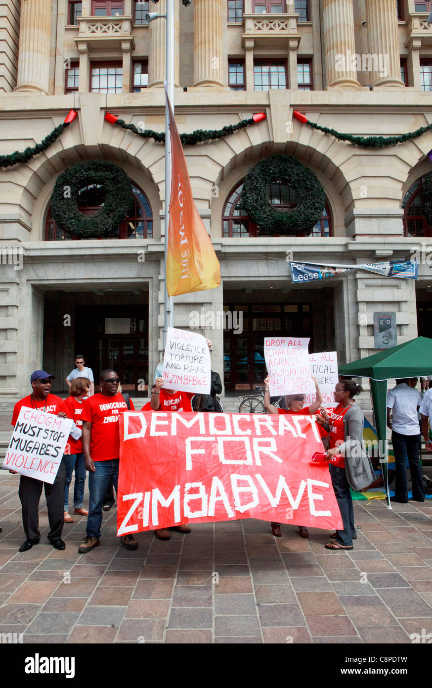 Anti-Mugabe Demonstranten halten einen "Demokratie für Simbabwe" Banner auf CHOGM 2011 Proteste in Perth. Stockfoto