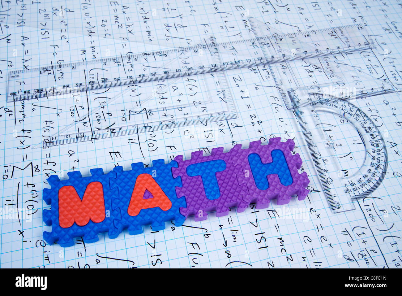 Mathematik auf Kalkül Hintergrund mit Lineal und Winkelmesser geschrieben Stockfoto
