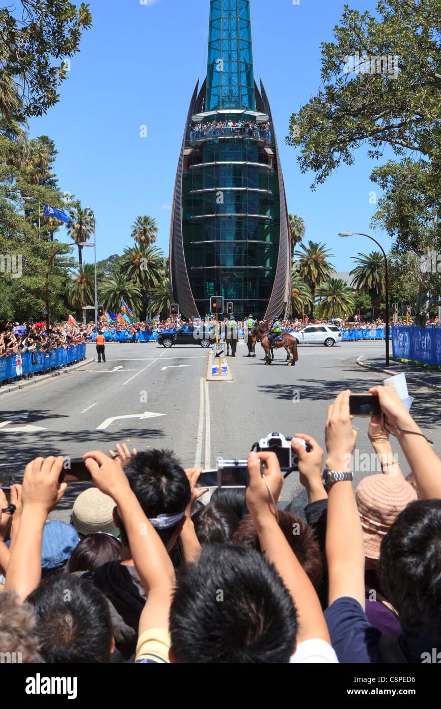 Massen von Menschen, die hinter einer Barrikade fotografieren der Königin Range Rover wie es geht den Glockenturm in Perth, Australien Stockfoto