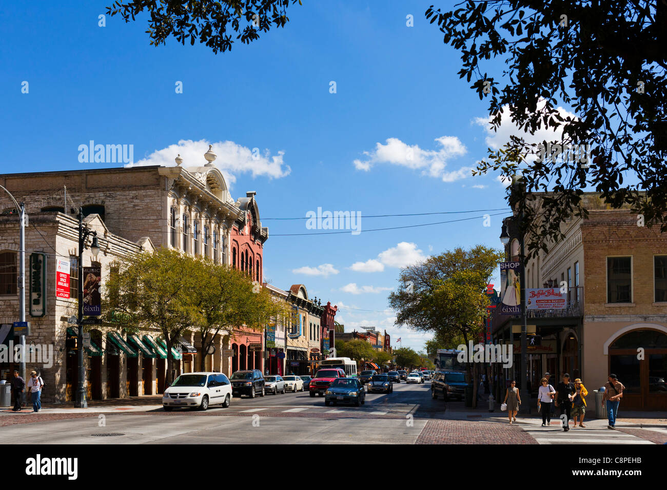 Bars und Restaurants an der East 6th Street im historischen Stadtzentrum von Austin, Texas, USA Stockfoto