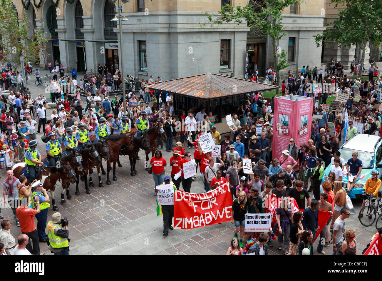 Demonstranten marschieren vorbei berittene Polizei. Der Protest fand zeitgleich mit Beginn der CHOGM 2011 in Perth statt. Stockfoto