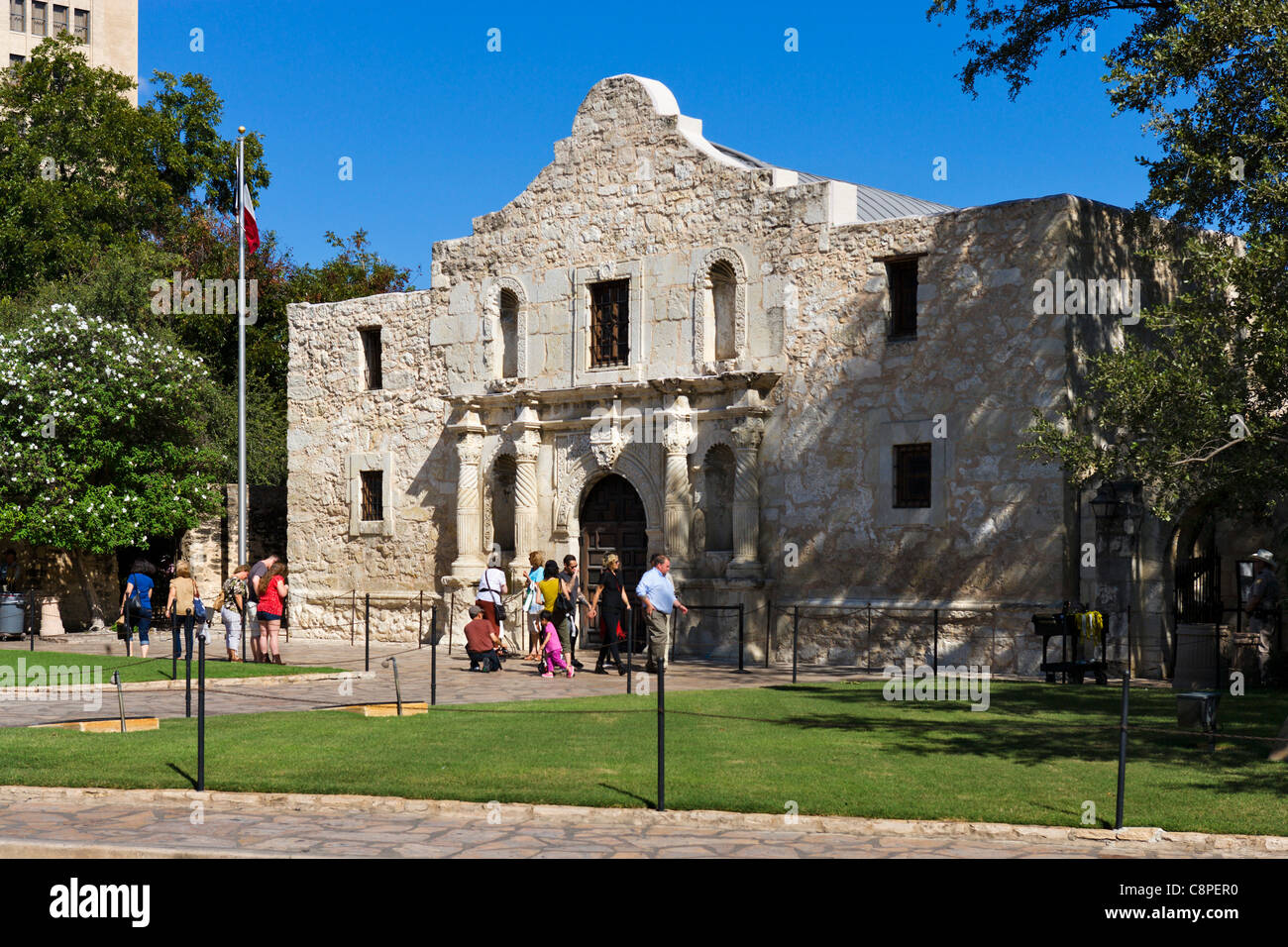 Die Alamo. Touristen vor der Alamo Mission, Ort der berühmten Schlacht, San Antonio, Texas, USA Stockfoto