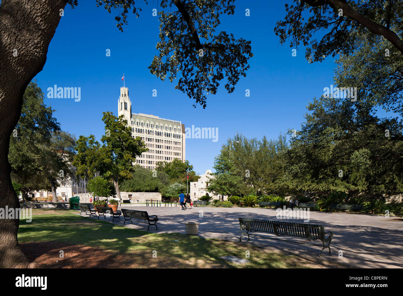 Alamo Plaza mit Blick auf die Emily Morgan Hotel und The Alamo Mission, Ort der berühmten Schlacht, San Antonio, Texas, USA Stockfoto