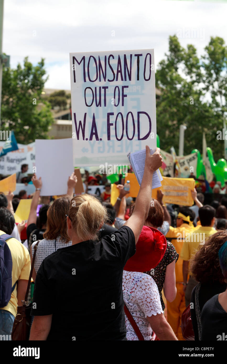 Demonstrant hält Monsanto von WA Essen Plakat zu besetzen Perth Protest die CHOGM 2011 zusammenfiel. Stockfoto