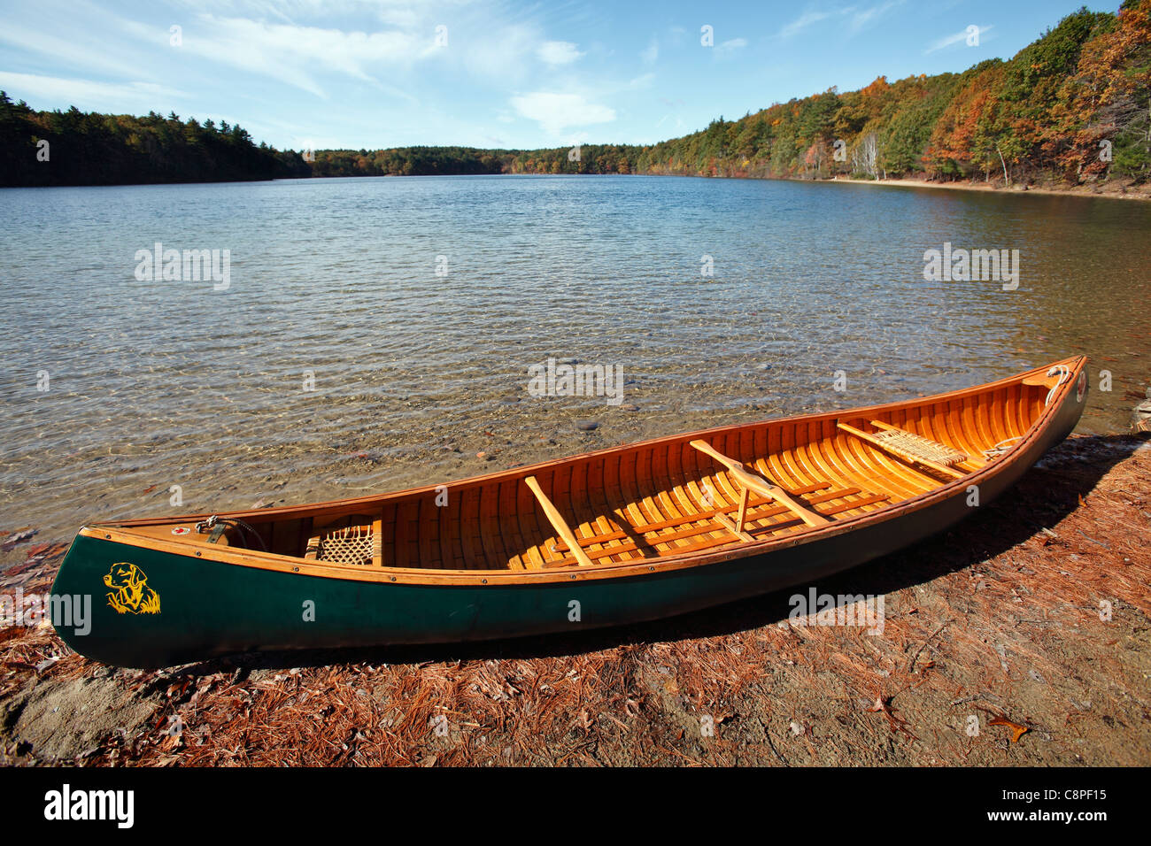 Kanu auf der Küste von Walden Pond, Concord, Massachusetts Stockfoto