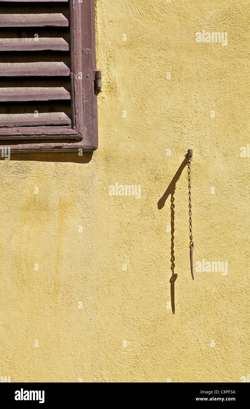 Detail von einer braunen Holz Fenster Verschlusszeit mit einem hängenden Scharnier Pin Stockfoto