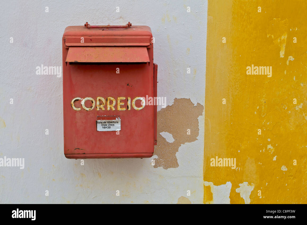 Verblasste rot Postfach gefunden in dem mittelalterlichen Dorf Obidos Stockfoto