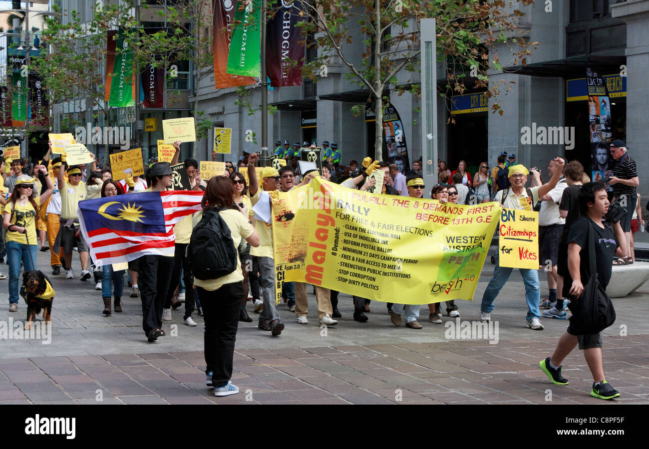 Malaysische Demonstranten mit banner fordern Wahlreform besetzen Perth / CHOGM 2011 protestiert. Stockfoto