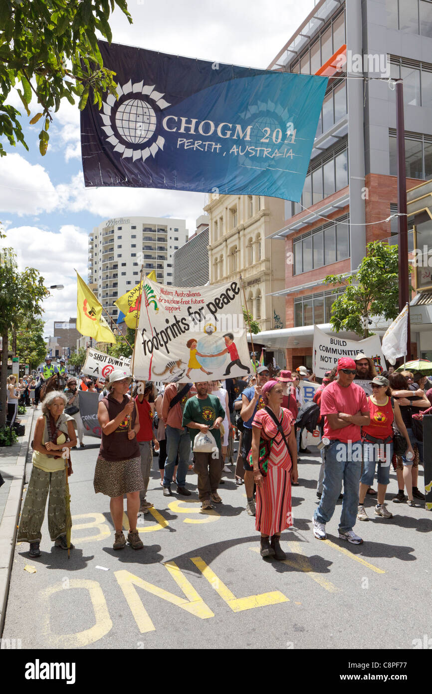 Demonstranten gehen unter einem CHOGM 2011-Banner am ersten Tag von der OccupyPerth / CHOGM 2011 protestiert. Stockfoto