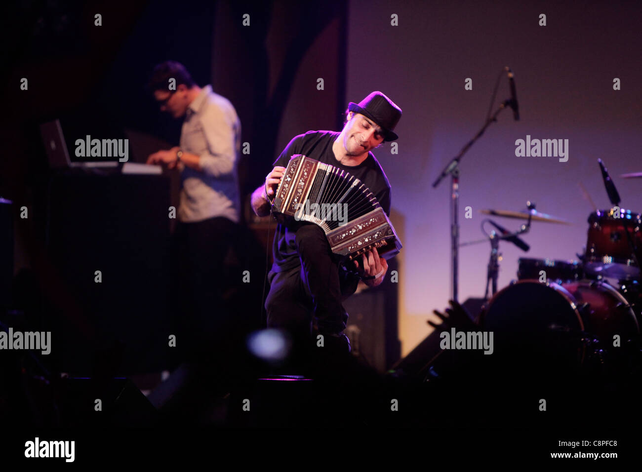 Bajofondo, ein "Río De La Plata" basierten Musik-Band, bestehend aus acht Musiker aus Argentinien und Uruguay führt während der Stockfoto