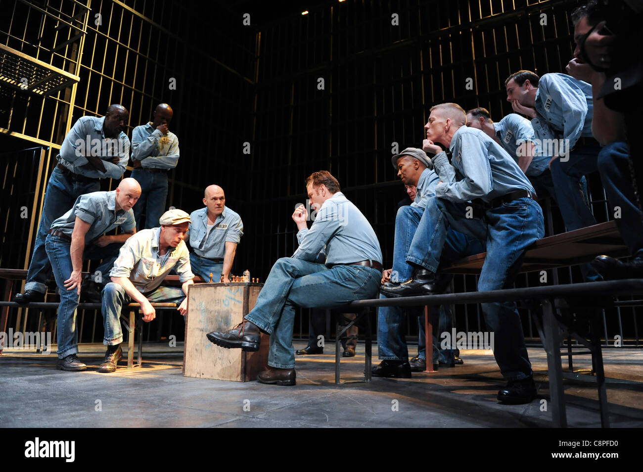 Kevin Anderson (Andy) und Reg E Cathey (rot) führen in die verurteilten am Wyndham Theatre, London, 4. September. Stockfoto