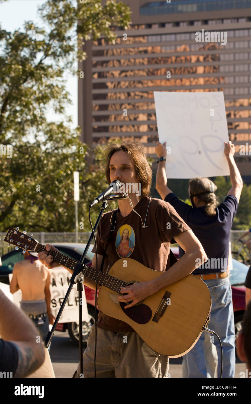 AUSTIN, TEXAS - 29. Oktober 2011: "Besetzen Austin"-Bewegung, inspiriert durch "Occupy Wall Street," marschierten auf dem Texas State Capitol heute.  Die Gruppe Zombie-inspirierte Kleidung spiegelt sowohl eine Halloween-Thema und Angriffe, wie sie es nennen, "corporate Zombies." Stockfoto