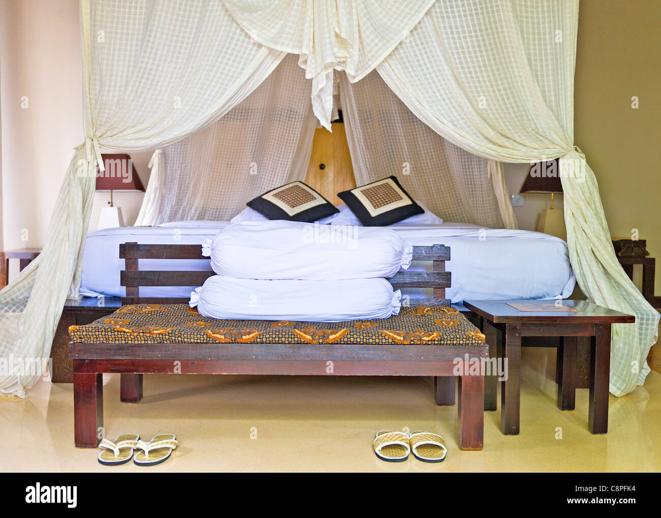 King Luxus Bett mit Baldachin - Ubud, Bali, Indonesien Stockfotografie -  Alamy