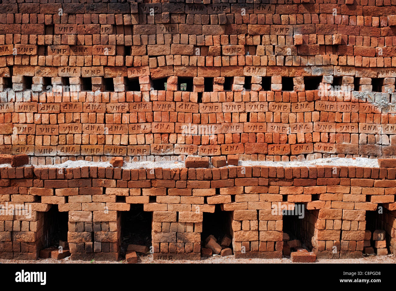 Indische brick Kiln nach dem Feuern. Handgemachte Haus Ziegel in den ländlichen indischen Landschaft. Andhra Pradesh, Indien Stockfoto