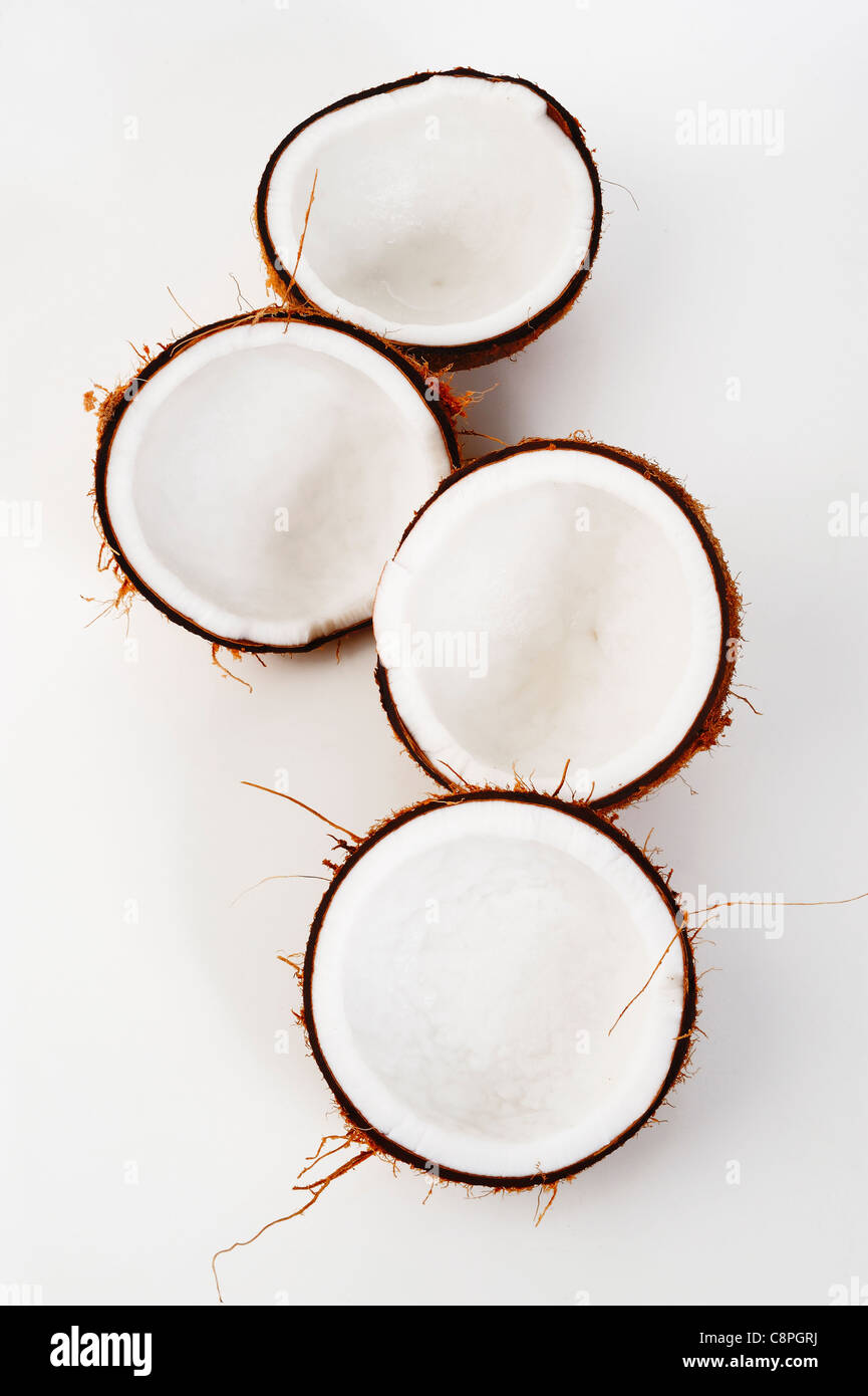 Öffnen der Kokosnuss auf weißem Hintergrund Stockfoto