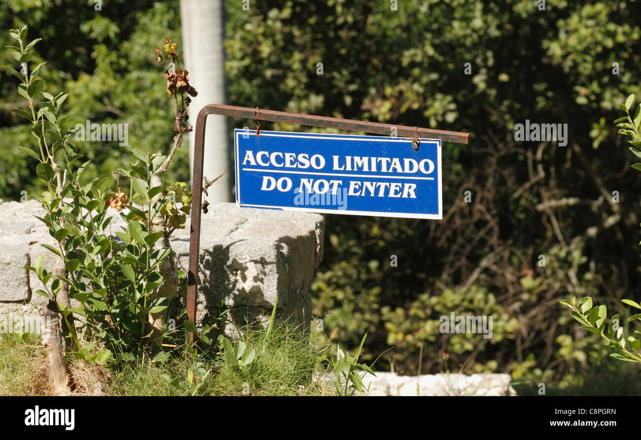 Acceso Limitado, tun nicht Enter, beschränkter Zugriff, Schild am in der Nähe von Ernest Hemingways Haus in Kuba Stockfoto
