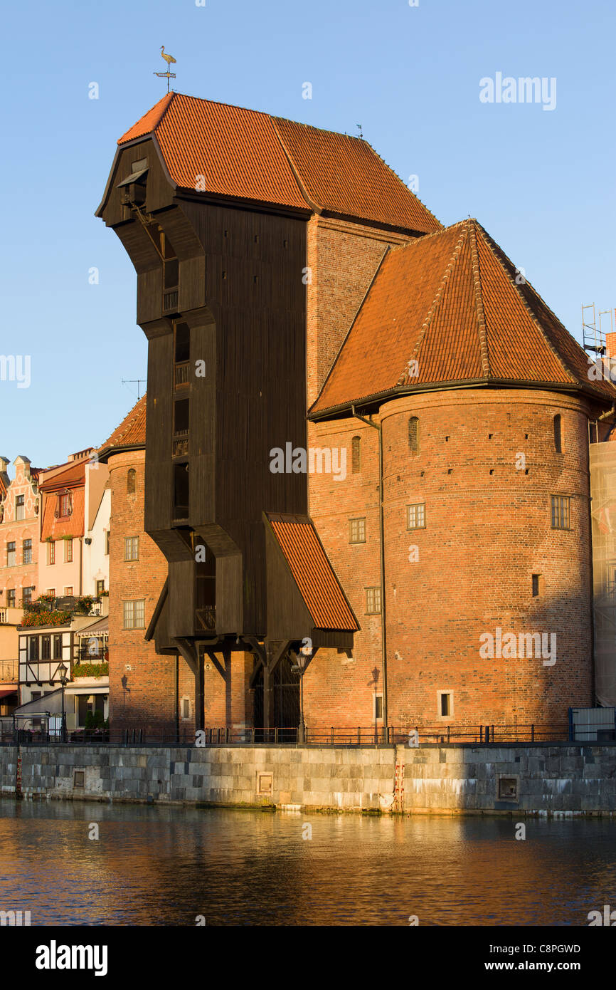 Der Kran (Polnisch: zuraw), historische Sehenswürdigkeit in der Altstadt von Danzig in Polen, Sonnenuntergang Stockfoto