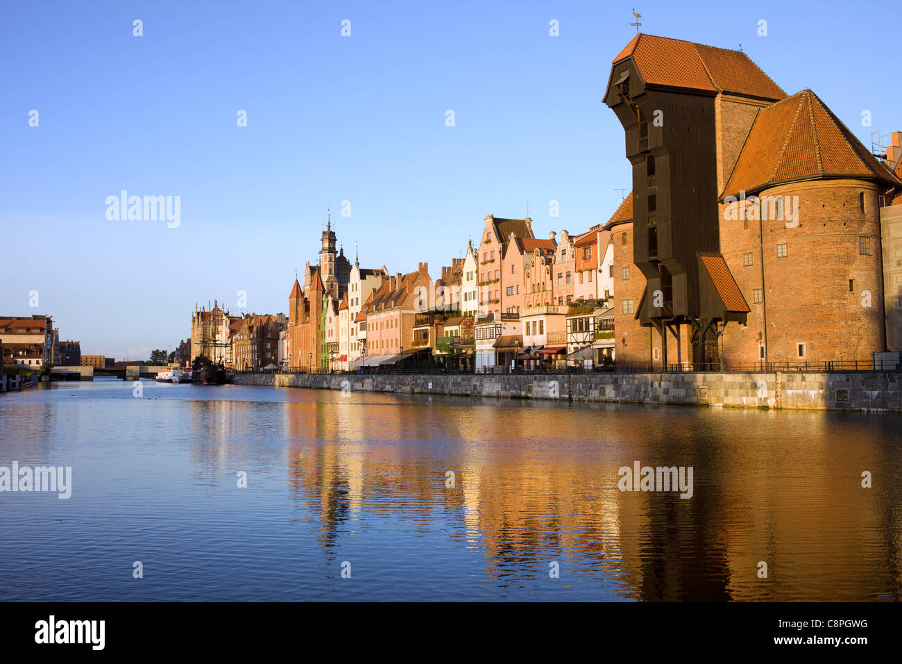 Stadt Danzig, Altstadt skyline Mottlau in Polen und der Kran (Polnisch: zuraw) mittelalterliche Wahrzeichen. Stockfoto