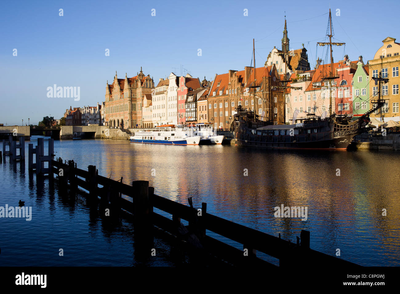 Fluss Mottlau und die Altstadt direkt am Wasser in der Stadt Danzig, Polen Stockfoto