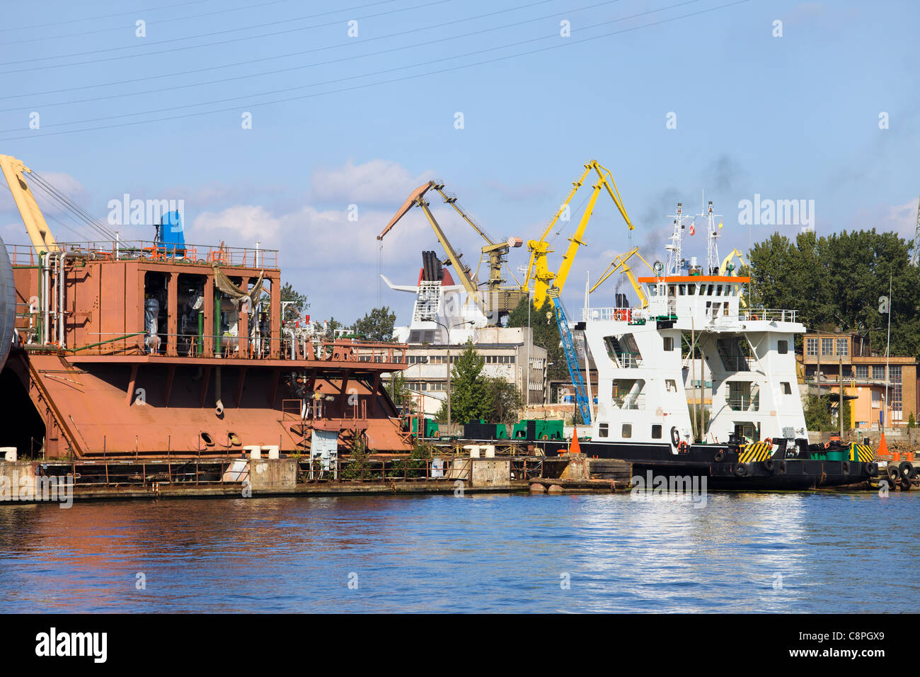 Industrielle am Wasser auf der Werft von Gdansk (Danzig) in Polen, vom Fluss Mottlau anzeigen Stockfoto