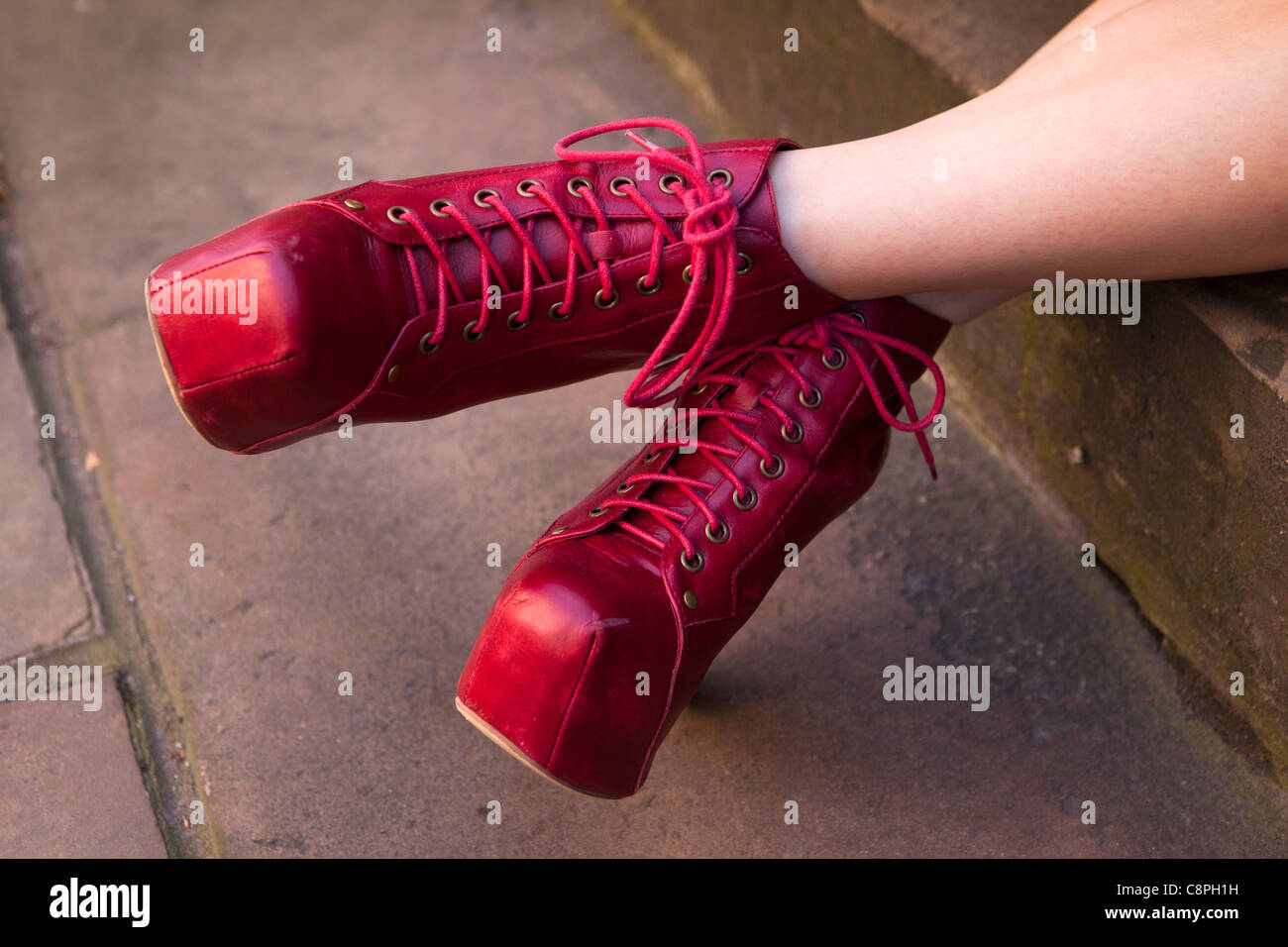 UK, Stiefel Nottinghamshire, Nottingham, Mädchen tragen rote Jeffrey Campbell "Lita" Bootie-Plattform Stockfoto