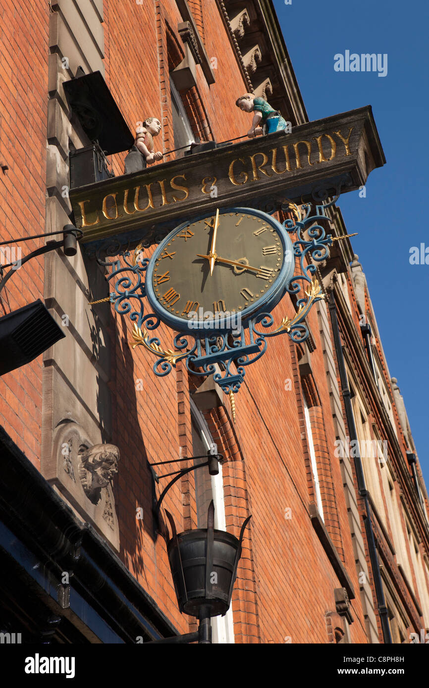 Nottinghamshire, Nottingham, UK, Victoria Street, ehemalige Ironmongers Lewis und Grundy, Uhr mit Schmied Zahlen Stockfoto
