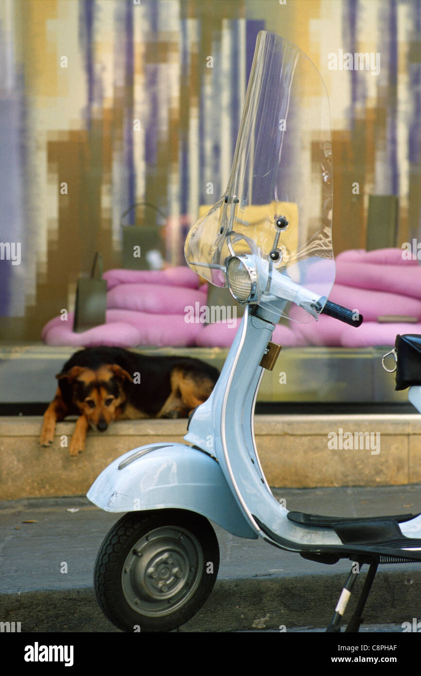 Neapel, Italien. Ein Vespa-Roller in die schicke shopping Viertel Chiaia geparkt. Stockfoto
