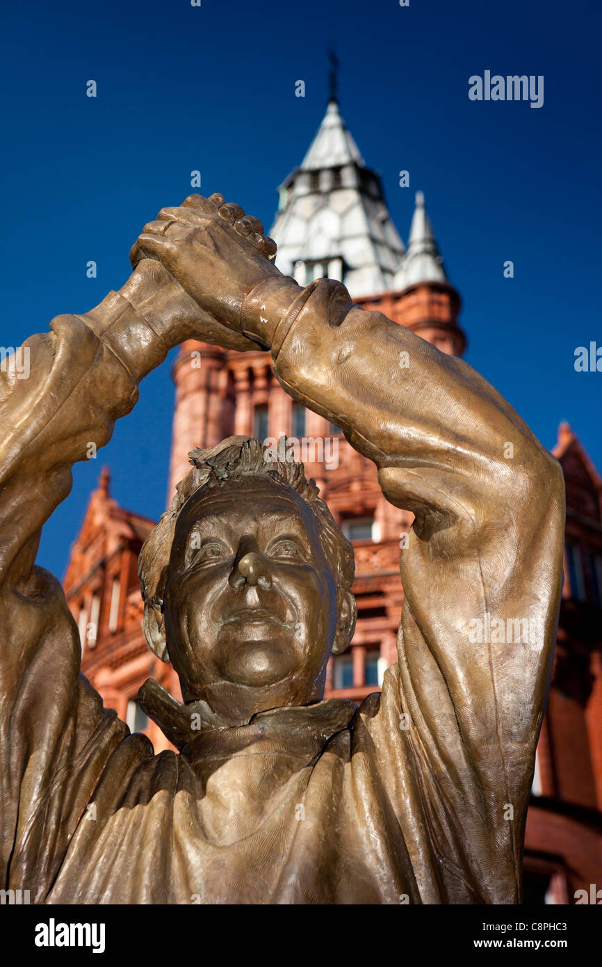 UK, Nottinghamshire, Nottingham, King Street, Statue des Fußball-Manager Brian Clough von Bildhauer Les Johnson Stockfoto