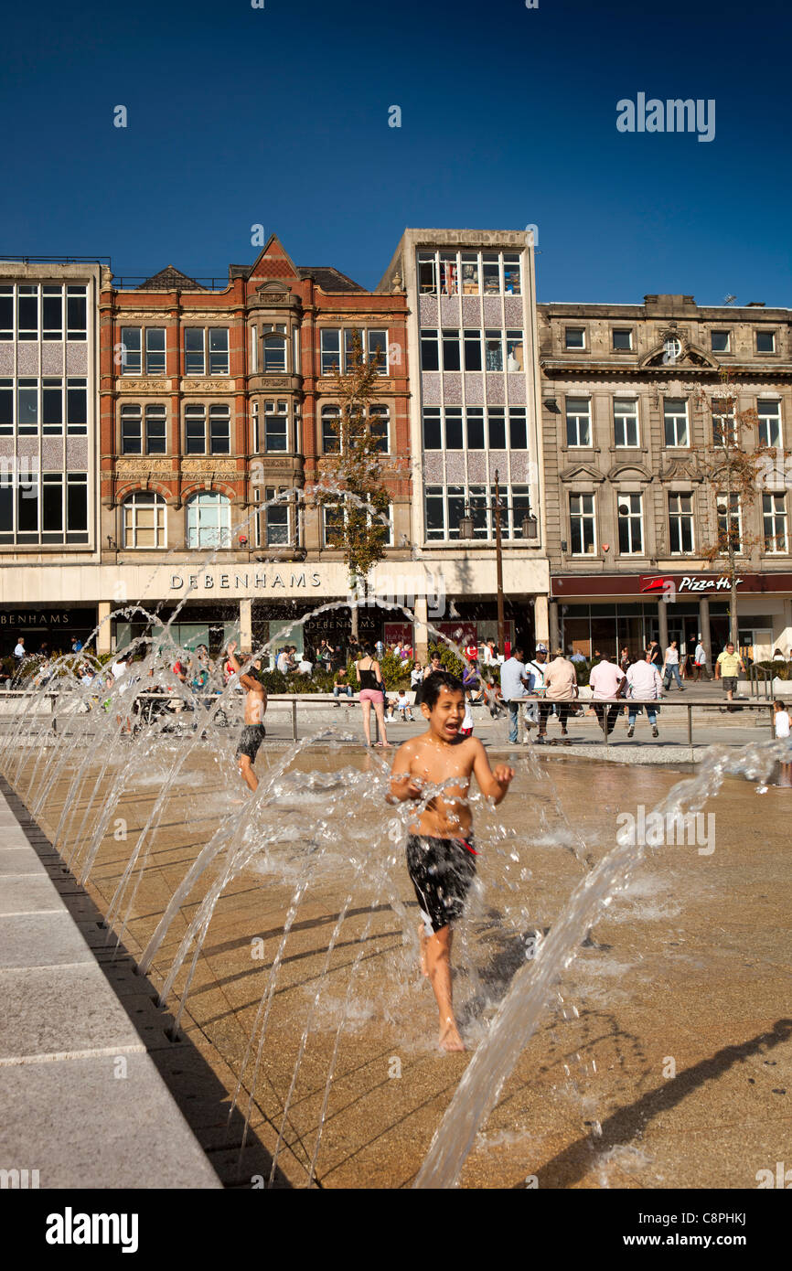 UK, Nottinghamshire, Nottingham, Old Market Square, Kinder spielen im Brunnen an heißen sonnigen Tag Stockfoto