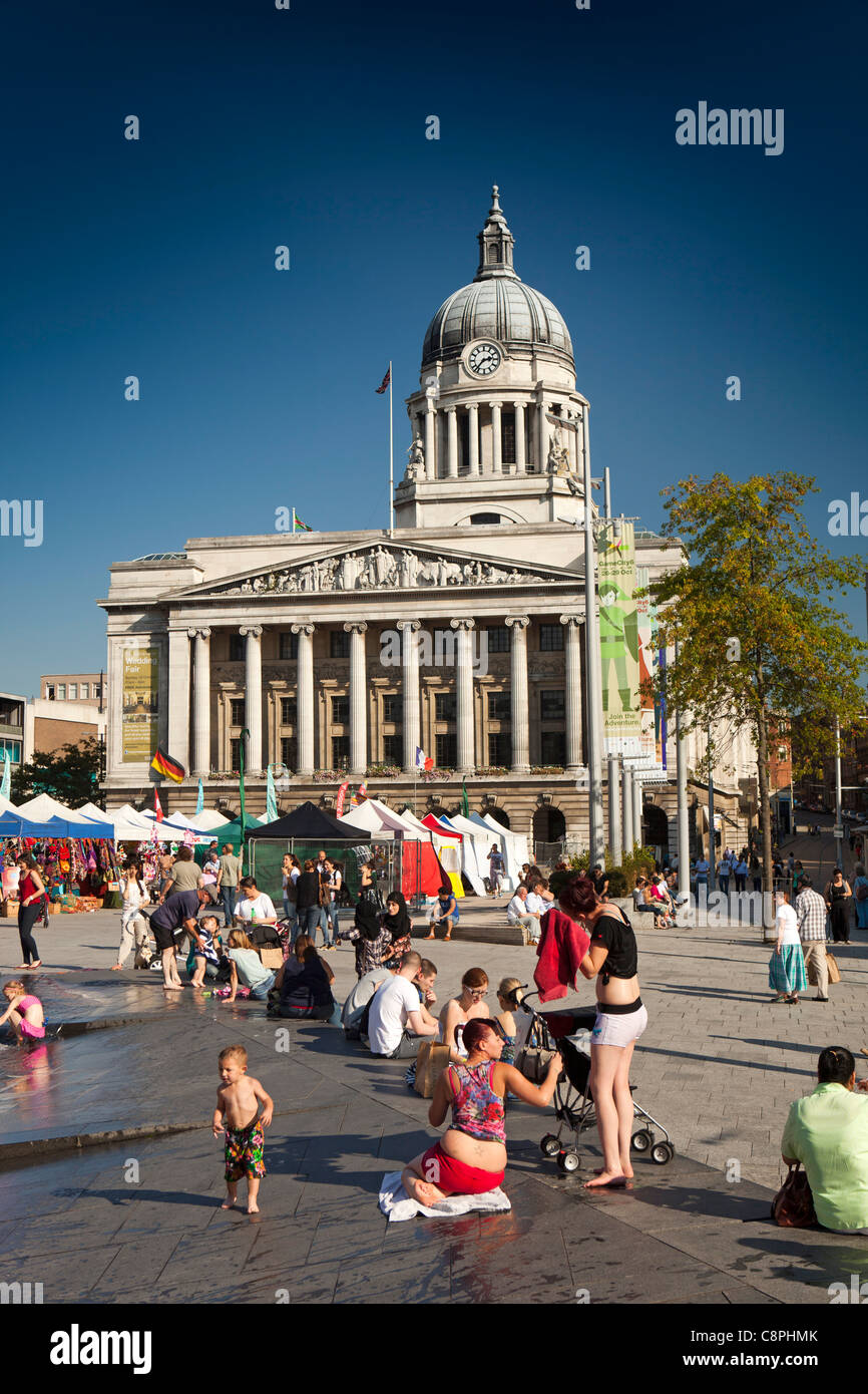 UK, Nottinghamshire, Nottingham, Old Market Square, Kinder spielen im Brunnen an heißen sonnigen Tag Stockfoto