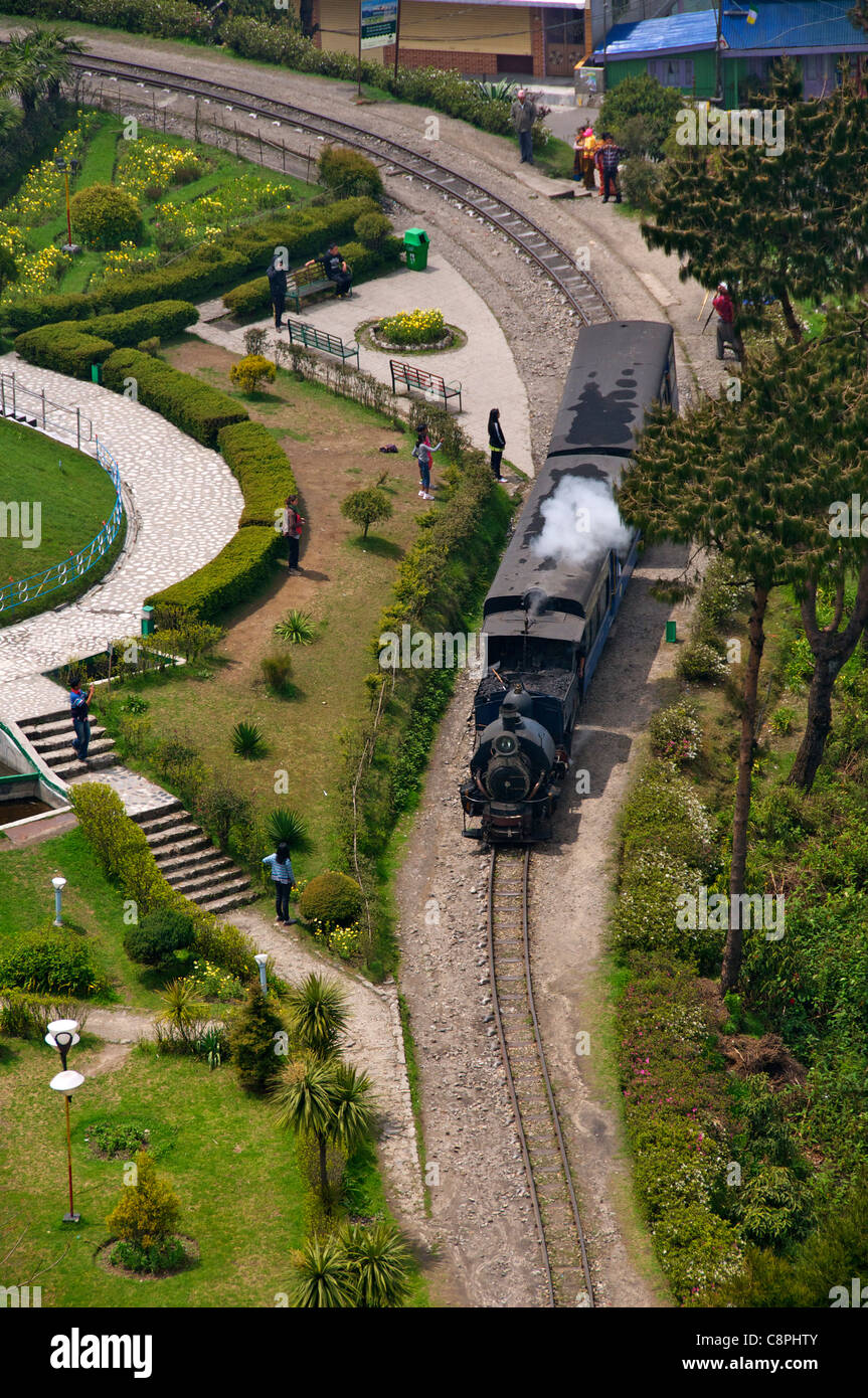 Darjeeling-Schmalspur-Zug bei Batasia Loop Darjeeling West Bengal Indien Stockfoto