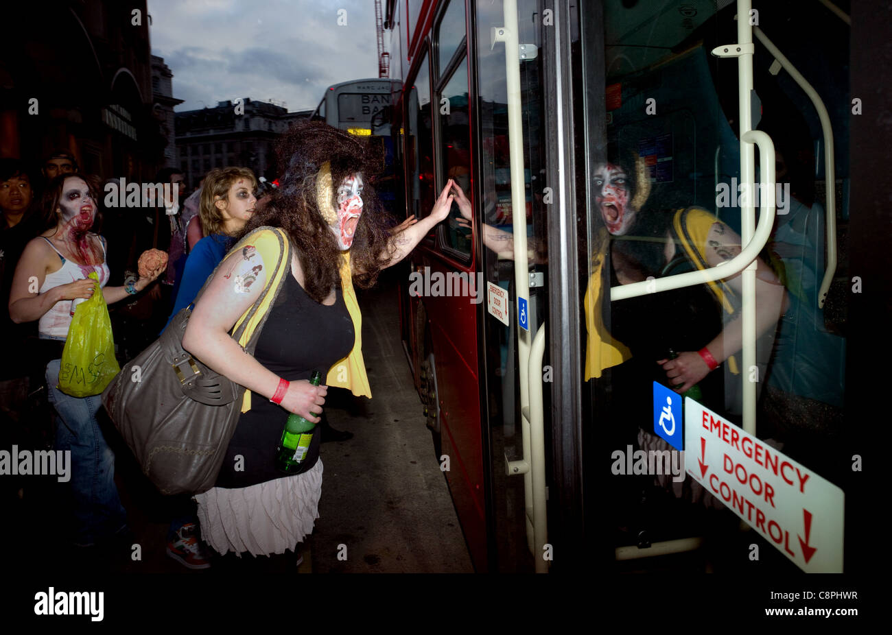 Zombie Walk und Pub crawl für Halloween Piccadilly Circus London 2011. Stockfoto