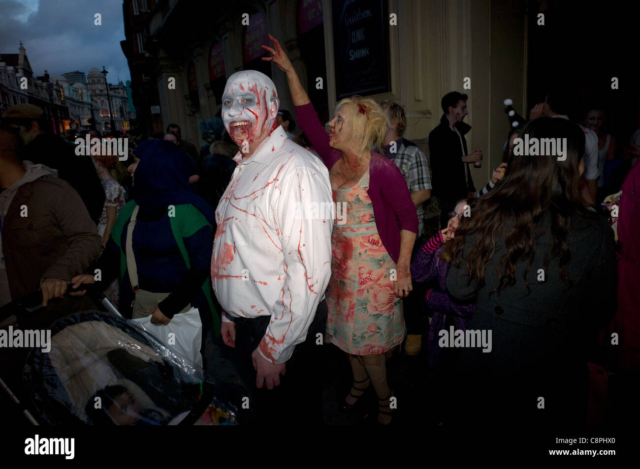 Zombie Walk und Pub crawl für Halloween Piccadilly Circus London 2011. Stockfoto