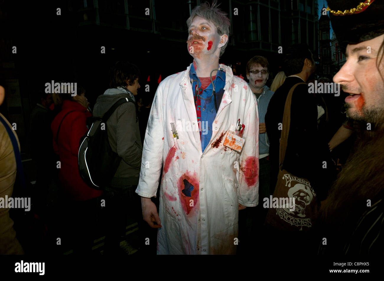 Ein Zombie Arzt Darsteller in den Trübsinn während der Zombie Walk und Kneipentour für Halloween Piccadilly Circus London 2011. Stockfoto