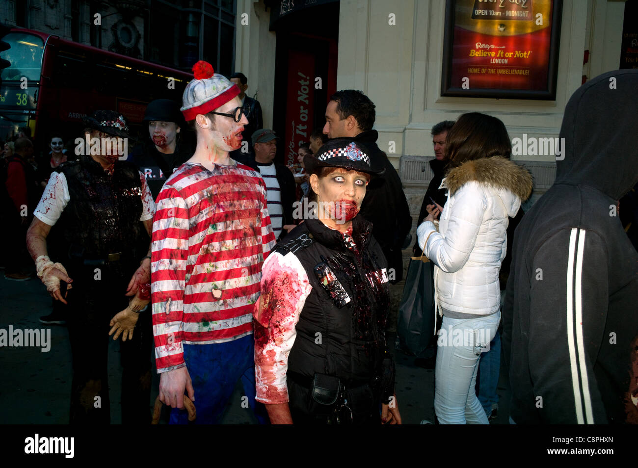 Zombie Polizistin während einer Kneipentour für Halloween Piccadilly Circus London 2011. Stockfoto