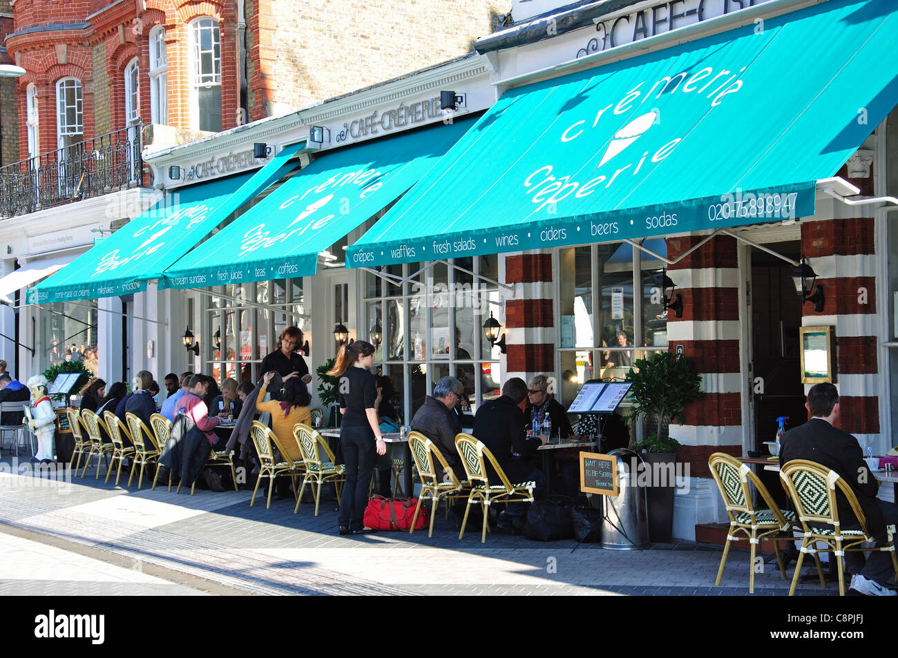 Café im Freien, Exhibition Road, Kensington, Royal Borough of Kensington und Chelsea, London, Greater London, England, UK Stockfoto