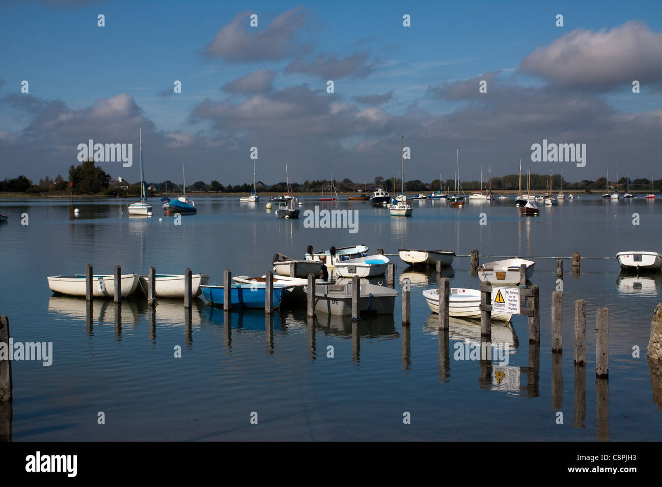 Boote vertäut am Bosham in Chichester Harbour Stockfoto