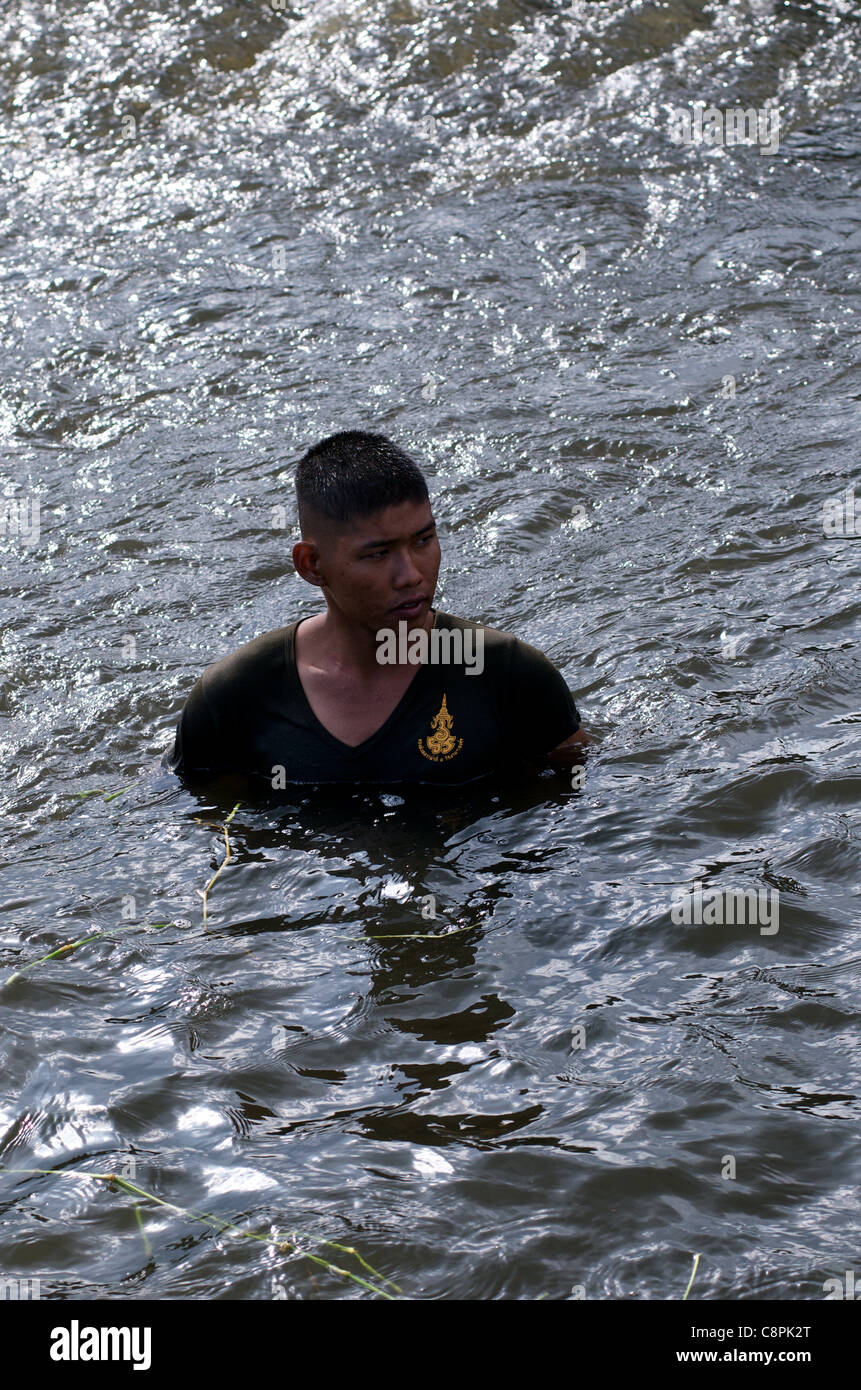 Thailändische Militär ist Brust hoch im Hochwasser wegen Verletzung des Hochwassermauer bei überquellenden Phra Kanong Canal, Sukhumvit Road, Soi 50, Bangkok, Thailand am 30. Oktober 2011. Thailand erlebt den schlimmsten Überschwemmungen seit mehr als 50 Jahren. Stockfoto
