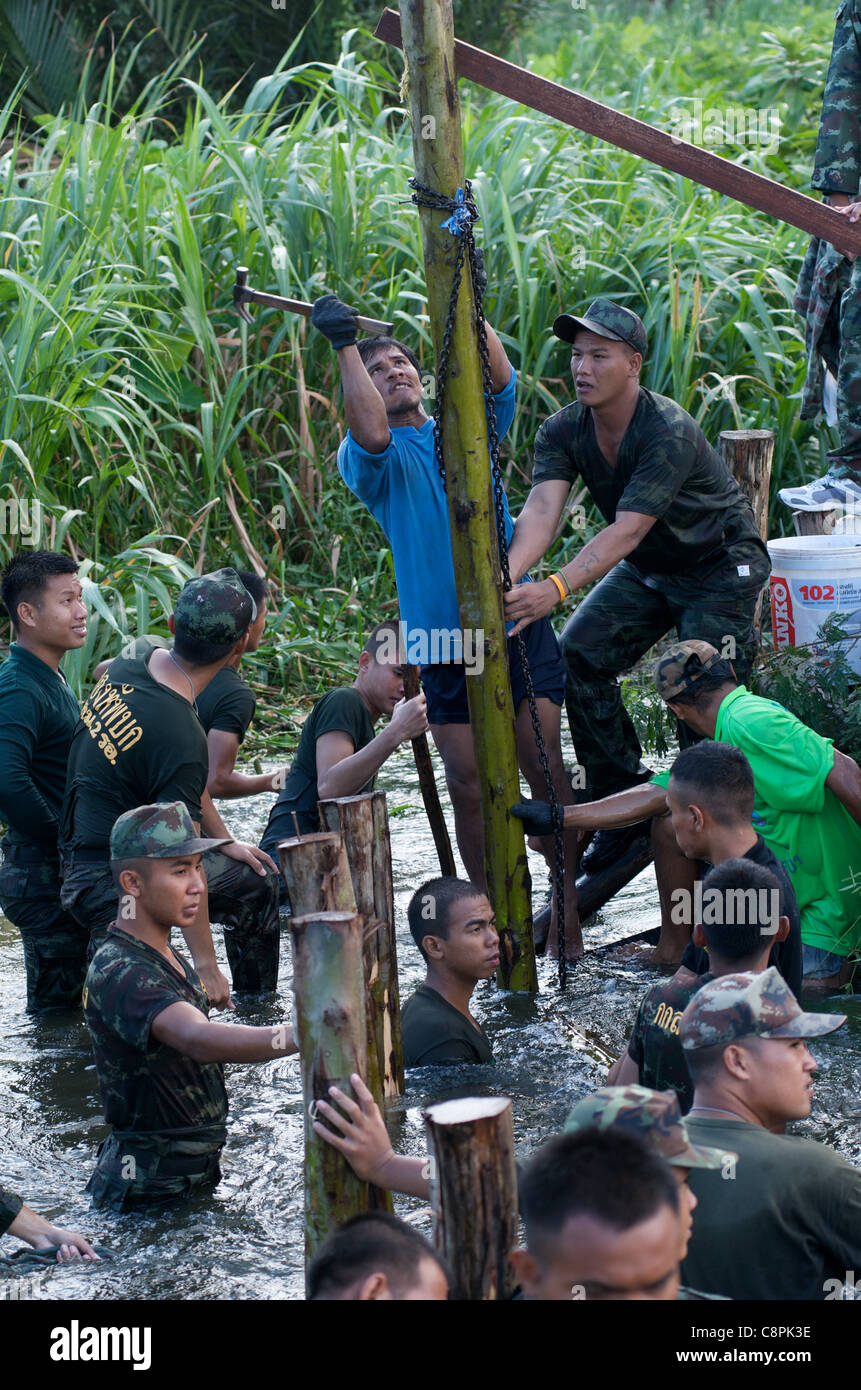 Thailändische Armee setzt Barriere wegen Verletzung des Hochwassermauer bei überquellenden Phra Khanong Canal, Sukhumvit Road, Soi 50, Bangkok, Thailand am 30. Oktober 2011. Thailand erlebt den schlimmsten Überschwemmungen seit mehr als 50 Jahren. Bildnachweis: Kraig Lieb / Alamy Live News Stockfoto