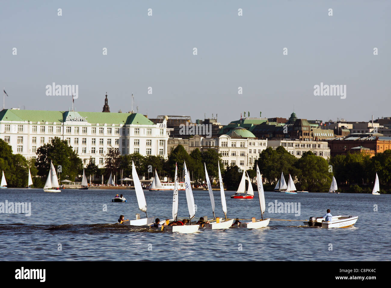 Blick auf Menschen, die Sport auf der Alster in Hamburg, Deutschland Stockfoto