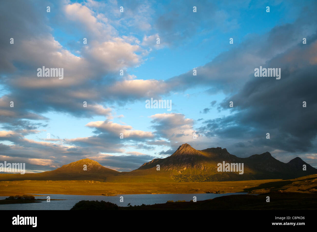 Ben Loyal bei Sonnenuntergang, über Lochan Hakel, Sutherland, Schottland, Großbritannien. Stockfoto