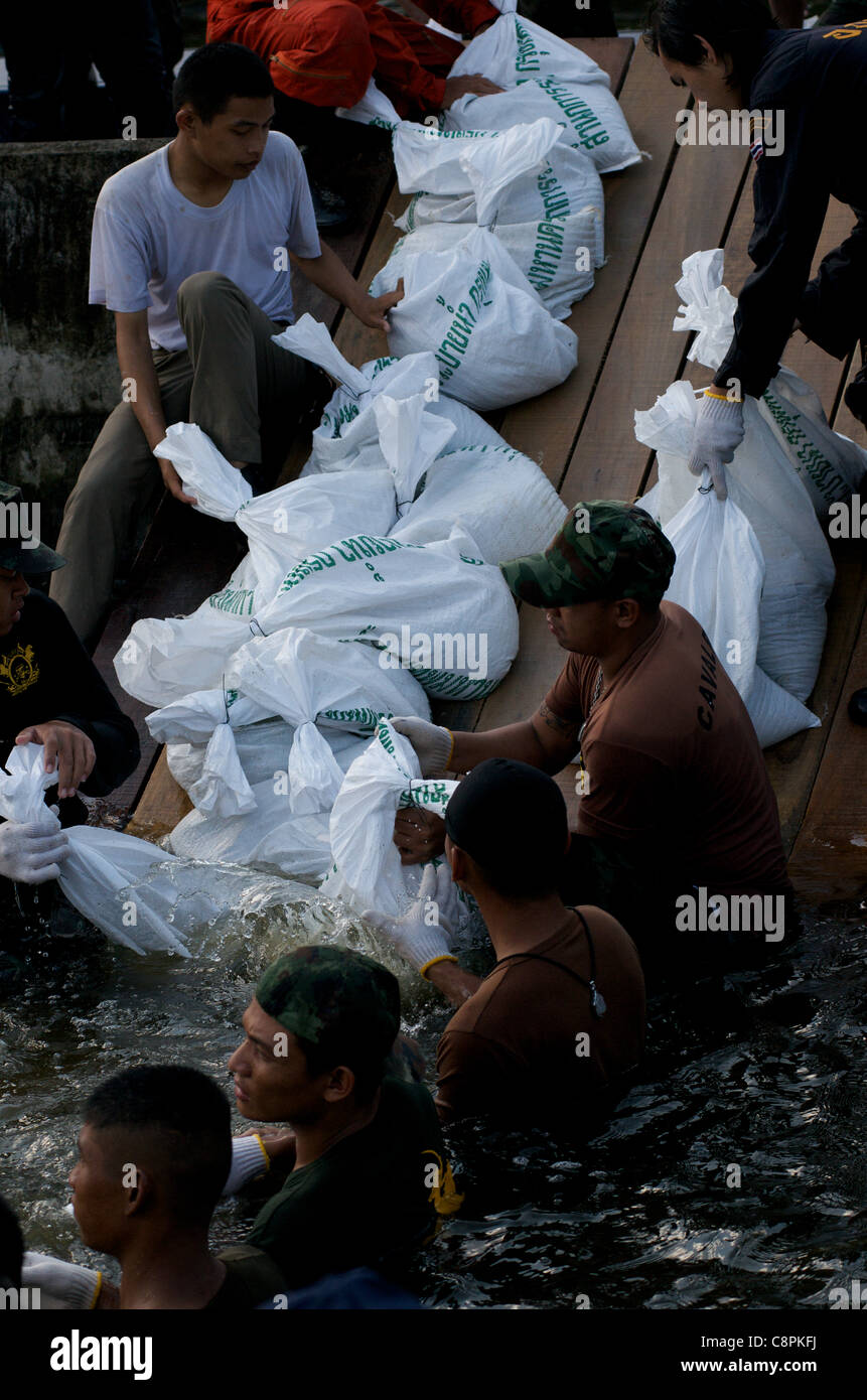 Thailändische Armee Sandsäcke im Hochwasserschutzwand bei der überlaufende Phra Kanong Canal, Sukhumvit Road, Soi 50, Bangkok, Thailand am 30. Oktober 2011 zu verstoßen. Thailand erlebt die schlimmste Überschwemmung in mehr als 50 Jahren. Quelle: Kraig Lieb Stockfoto