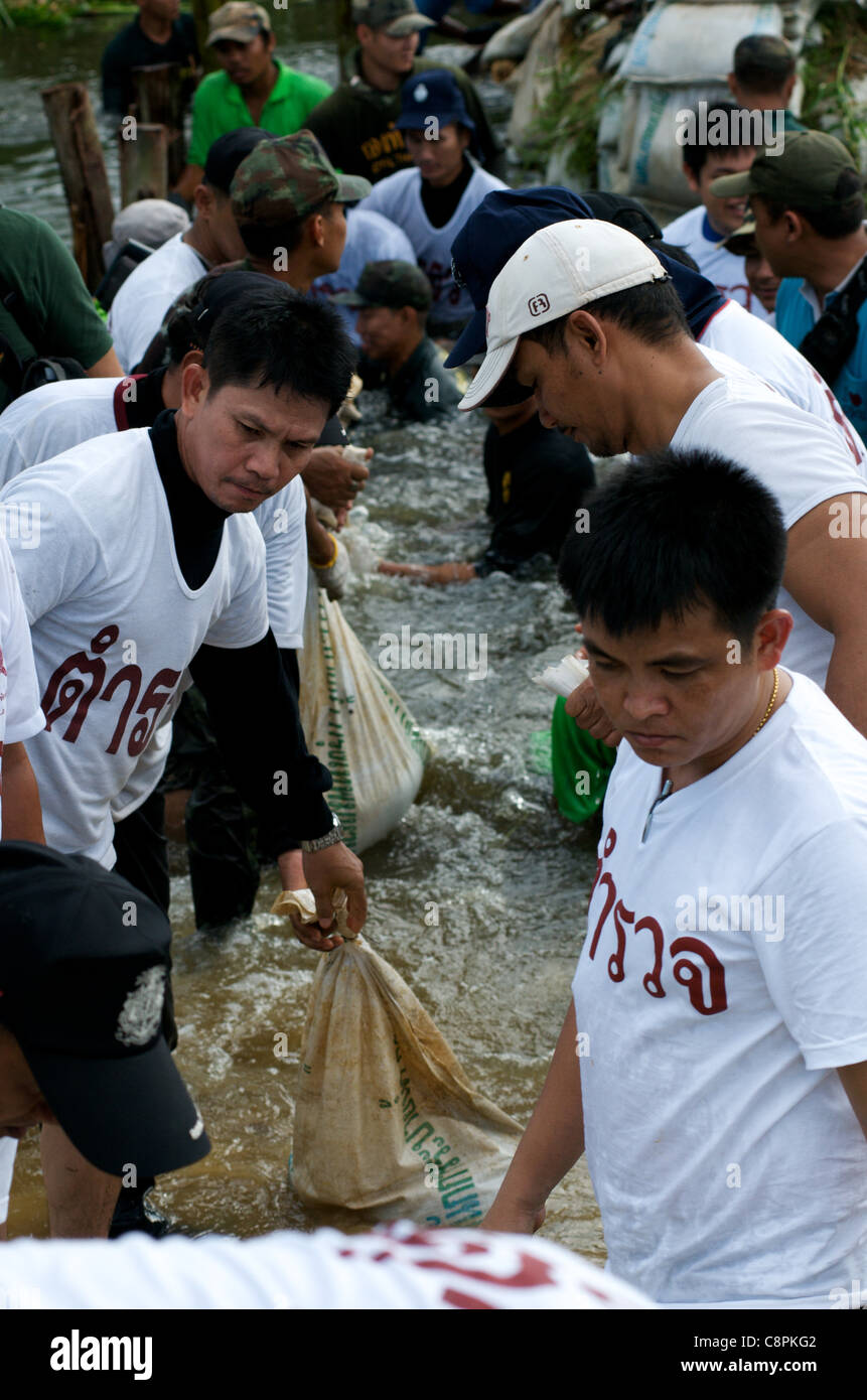 Thailändische Armee Sandsäcke im Hochwasserschutzwand bei der überlaufende Phra Khanong Canal, Sukhumvit Road, Soi 50, Bangkok, Thailand am 30. Oktober 2011 zu verstoßen. Thailand erlebt die schlimmste Überschwemmung in mehr als 50 Jahren. Kreditrahmen: Kraig Lieb/Alamy Leben Nachrichten. Stockfoto